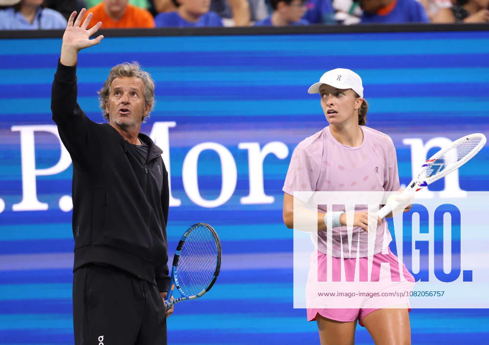IGA SWIATEK of Poland and FRANCISCO ROIG of Spain during practise session before US Open. New York, USA. New York City USA - ZUMAc278 20260827_zsp_c278_017