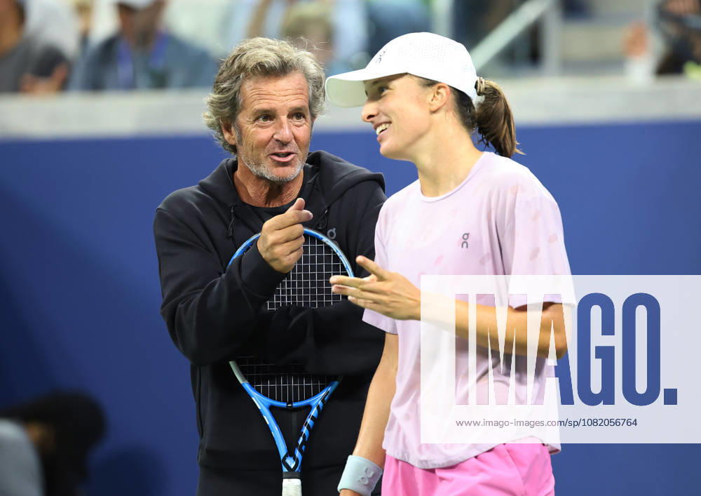 IGA SWIATEK of Poland and FRANCISCO ROIG of Spain during practise session before US Open. New York, USA. New York City USA - ZUMAc278 20260827_zsp_c278_022