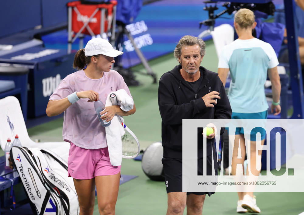 FRANCISCO ROIG of Spain, IGA SWIATEK and DARIA ABRAMOWICZ of Poland during practise session before US Open. New York, USA. Tennis: US Open - Francisco Roig, Iga Swiatek And Daria Abramowicz - ZUMAc278 20260827_zsp_c278_012