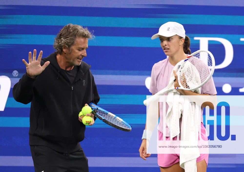 IGA SWIATEK of Poland and FRANCISCO ROIG of Spain during practise session before US Open. New York, USA. Tennis: US Open - Iga Swiatek And Francisco Roig - ZUMAc278 20260827_zsp_c278_020