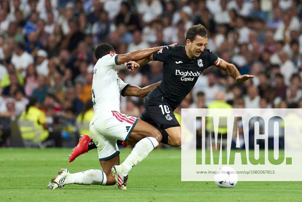 Mikel Oyarzabal of Real Sociedad de Futbol battles for the ball with Jude Bellingham of Real Madrid CF during the La Liga EA match between Real Madrid CF and Real Sociedad de Futbol at Bernabeu Stadium, on August 26, 2026. - 26 08 2026 - Spain Madrid Madrid - LGMx Pictorium LePictorium_0339657
