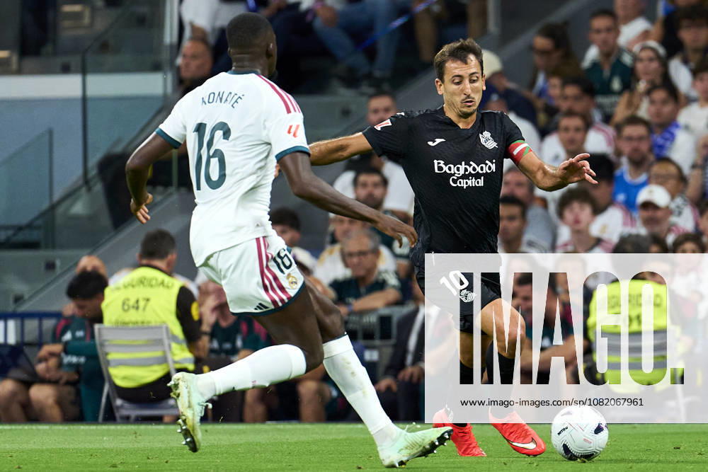 Mikel Oyarzabal of Real Sociedad de Futbol battles for the ball with Ibrahima Konate of Real Madrid CF during the La Liga EA match between Real Madrid CF and Real Sociedad de Futbol at Bernabeu Stadium, on August 26, 2026. - 26 08 2026 - Spain Madrid Madrid - LGMx Pictorium LePictorium_0339735