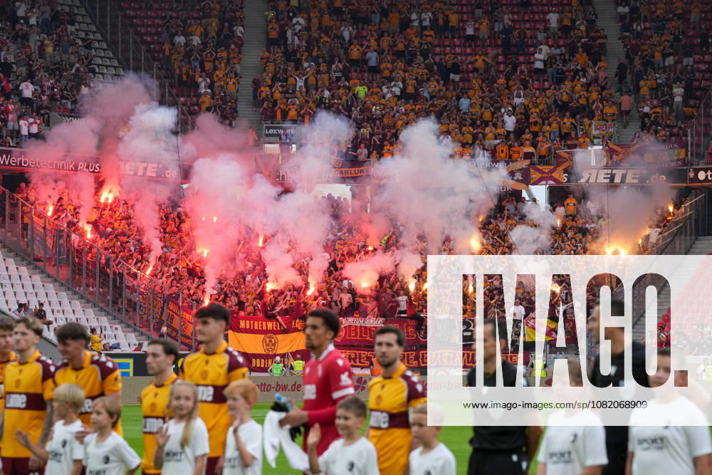 Fans, Ultras in der Kurve, Fankurve unterstützen ihre Mannschaft, Fahnen, Schal, Support, Pyrotechnik, Bengalo, Feuer, Rauch, Pyro , Deutschland, Fussball, UEFA Conference League, Play-offs, Rückspiel, 2026 2027, SC Freiburg vs. Motherwell FC, 27.08.2026, Europa-Park Stadion, Freiburg Freiburg Europa-Park Stadion Baden-Württemberg Deutschland