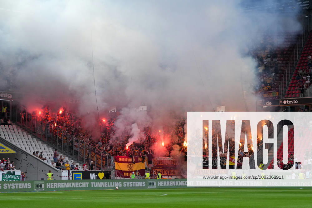 Fans, Ultras in der Kurve, Fankurve unterstützen ihre Mannschaft, Fahnen, Schal, Support, Pyrotechnik, Bengalo, Feuer, Rauch, Pyro , Deutschland, Fussball, UEFA Conference League, Play-offs, Rückspiel, 2026 2027, SC Freiburg vs. Motherwell FC, 27.08.2026, Europa-Park Stadion, Freiburg Freiburg Europa-Park Stadion Baden-Württemberg Deutschland