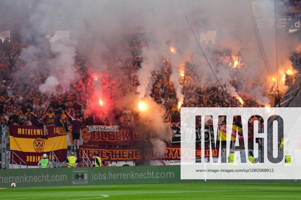 Fans, Ultras in der Kurve, Fankurve unterstützen ihre Mannschaft, Fahnen, Schal, Support, Pyrotechnik, Bengalo, Feuer, Rauch, Pyro , Deutschland, Fussball, UEFA Conference League, Play-offs, Rückspiel, 2026 2027, SC Freiburg vs. Motherwell FC, 27.08.2026, Europa-Park Stadion, Freiburg Freiburg Europa-Park Stadion Baden-Württemberg Deutschland