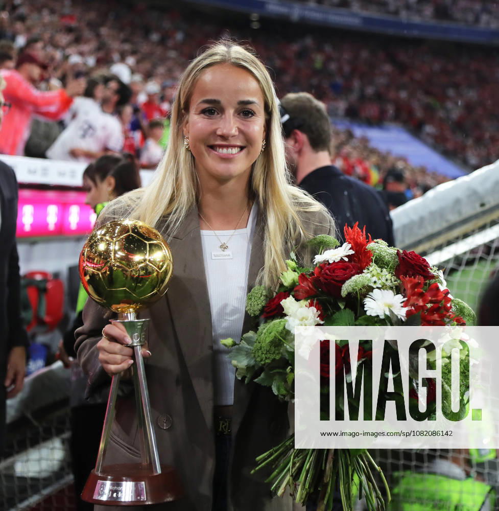 Fussball, Herren, Bundesliga, Saison 2026 2027, FC Bayern München - VFB Stuttgart, Allianz Arena Fussballerin des Jahres, Giulia Gwinn (FC Bayern München) mit Pokal und Blumenstrauss DFB, DFL regulations prohibit any use of photographs as image sequences and or quasi-video