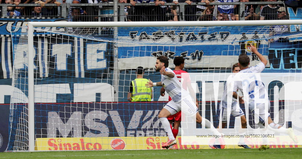 Herren, Fussball, Saison 2026 2027, 3. Liga, 3. Spieltag: MSV Duisburg - FC Wuerzburger Kickers v.li.: Lex Tyger Lobinger (MSV Duisburg), Cen Coskun (MSV Duisburg) mit Torjubel, celebrate the goal, goal celebration, Jubel ueber das Tor zum 1:0 Duisburg Schauinsland-Reisen-Arena Nordrhein-Westfalen Deutschland