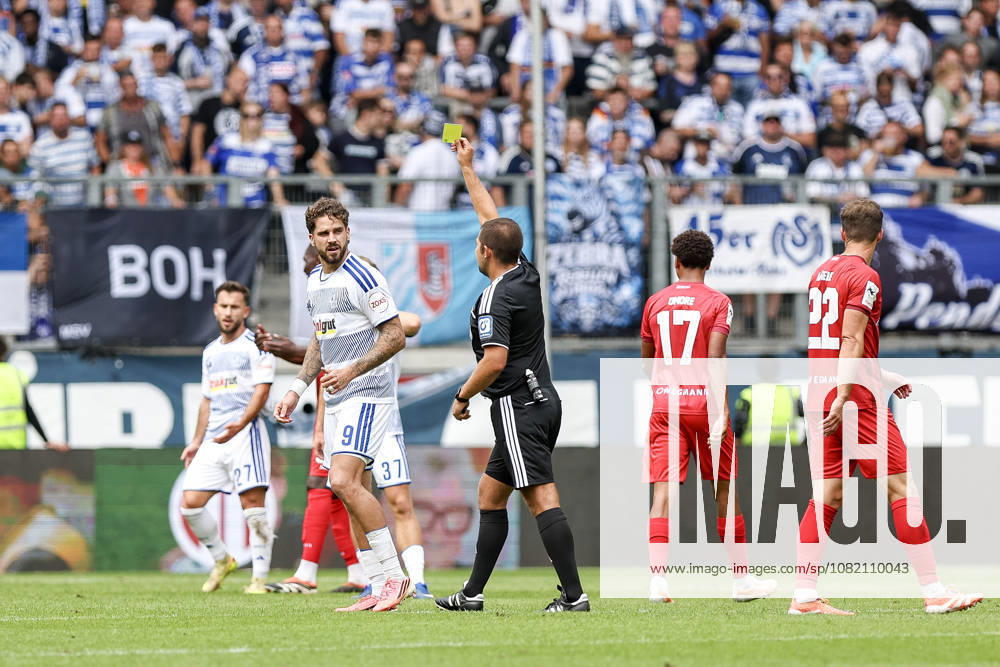 GER, Fussball, Herren, 3. Liga, Saison 2026 2027, MSV Duisburg - FC Würzburger Kickers Lex-Tyger Lobinger (Duisburg) erhält die gelbe Karte von Schiedsrichter Niclas Rose Duisburg schauinsland-reisen-Arena Nordrhein-Westfalen Deutschland