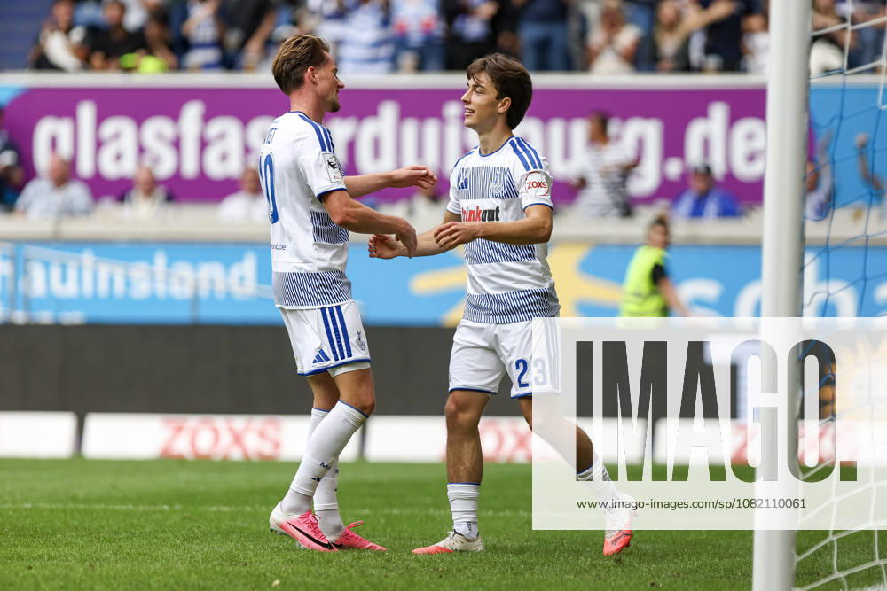 GER, Fussball, Herren, 3. Liga, Saison 2026 2027, MSV Duisburg - FC Würzburger Kickers Christian Viet (Duisburg) Torjubel, jubelt nach seinem Treffer zum 3:0 mit Jan-Simon Symalla (Duisburg) Duisburg schauinsland-reisen-Arena Nordrhein-Westfalen Deutschland