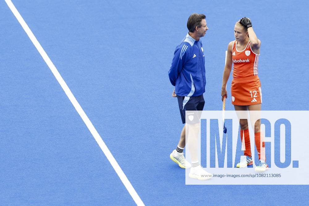 AMSTELVEEN - Netherlands national coach Raoul Ehren and Luna Fokke of the Netherlands during the Hockey World Cup final between the Netherlands and Argentina at the Wagener Stadium. BAS CZERWINSKI ANP ANPxSportx IVx 566506794 originalFilename: 566506794