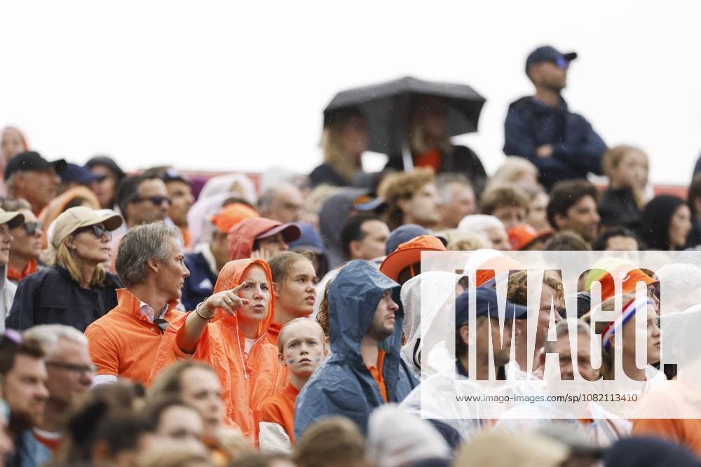 AMSTELVEEN - Spectators in the stands during the Hockey World Cup final between the Netherlands and Argentina at the Wagener Stadium. SEM VAN DER WAL ANP ANPxSportx IVx 566507237 originalFilename: 566507237