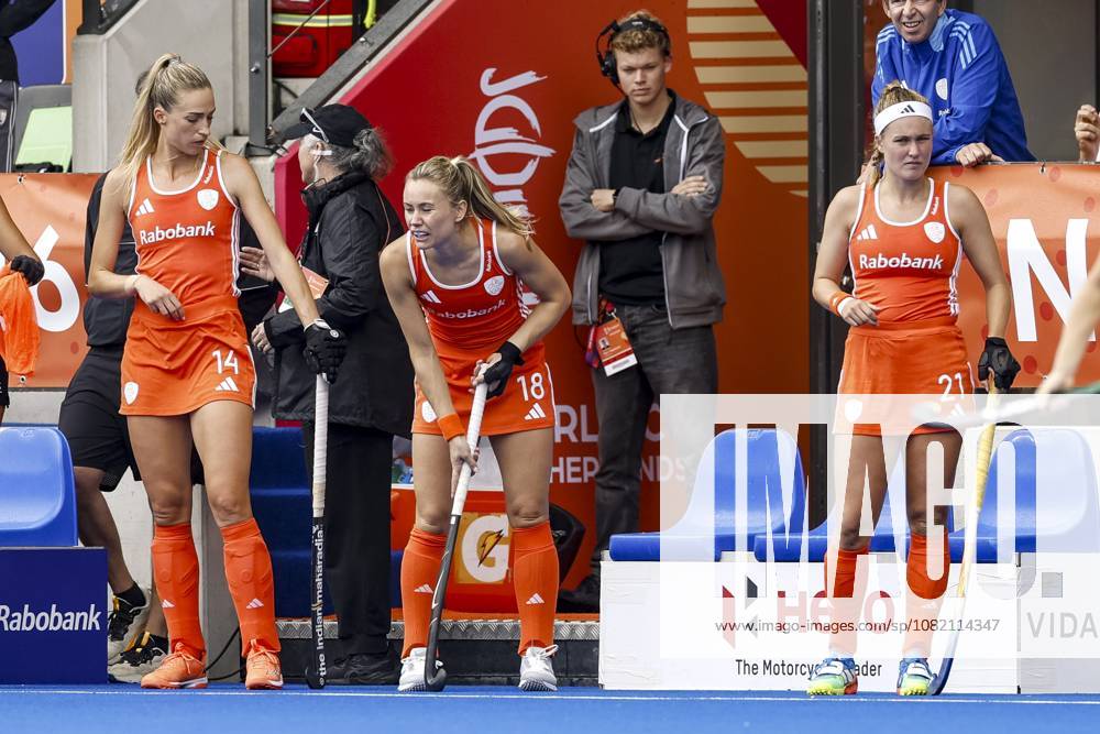 AMSTELVEEN - Sanne Koolen of the Netherlands, Freeke Moes of the Netherlands, and Pien Dicke of the Netherlands on the sidelines during the Hockey World Cup final between the Netherlands and Argentina at the Wagener Stadium. SEM VAN DER WAL ANP ANPxSportx IVx 566507993 originalFilename: 566507993
