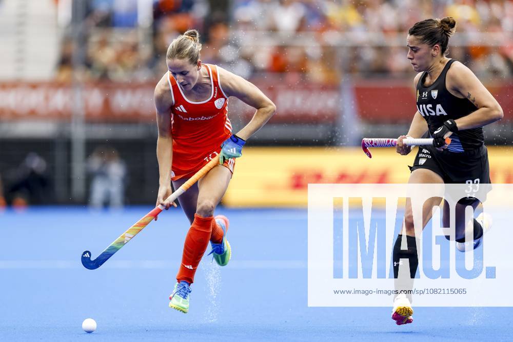 AMSTELVEEN - (lr) Felice Albers of the Netherlands and Zoe Diaz of Argentina during the Hockey World Cup final between the Netherlands and Argentina at the Wagener Stadium. SEM VAN DER WAL ANP ANPxSportx IVx 566509868 originalFilename: 566509868