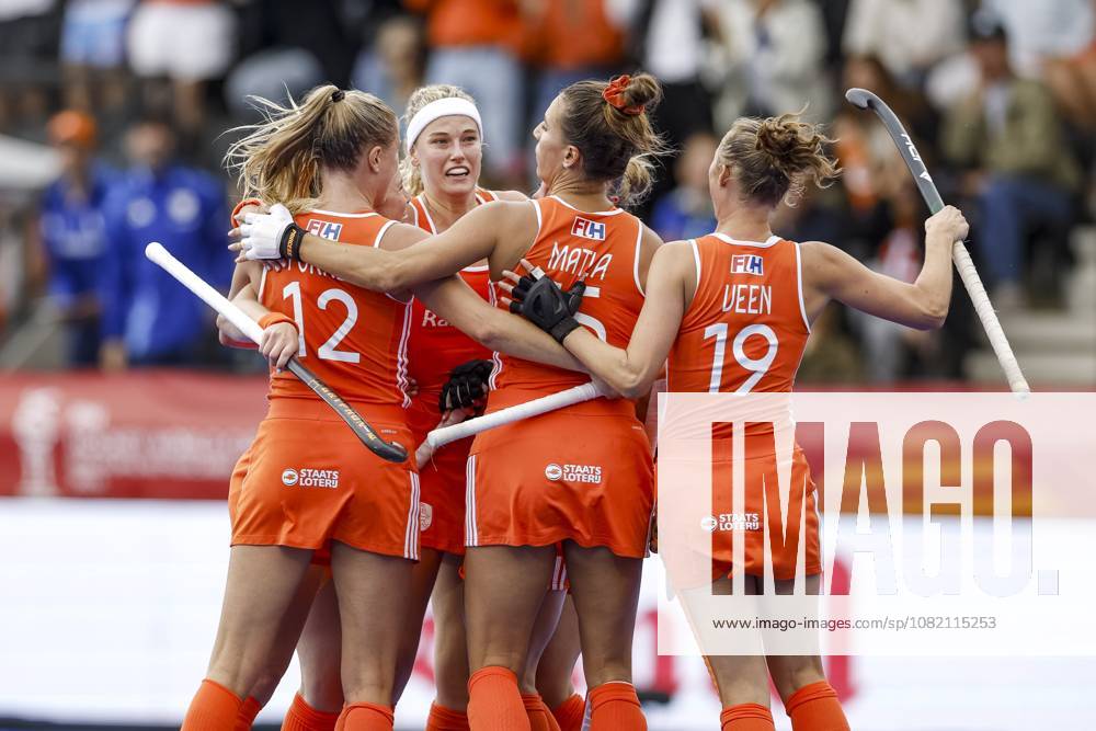 AMSTELVEEN - (lr) Luna Fokke of the Netherlands, Yibbi Jansen of the Netherlands, FrÃ dÃ rique Matla of the Netherlands and Marijn Veen of the Netherlands celebrate the 1-0 by Yibbi Jansen of the Netherlands during the Hockey World Cup final between the Netherlands and Argentina at the Wagener Stadium. SEM VAN DER WAL ANP ANPxSportx IVx 566510120 originalFilename: 566510120