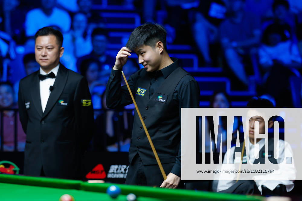 (260829) -- WUHAN, Aug. 29, 2026 -- Zhao Xintong (C) reacts during the final match between Zhao Xintong of China and Chang Bingyu of China at Wuhan Open 2026 snooker tournament in Wuhan, central China s Hubei Province, Aug. 29, 2026. ) (SP)CHINA-SNOOKER-WUHAN OPEN (CN) WuxZhizun