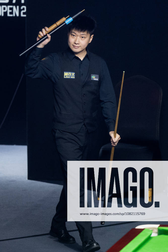 (260829) -- WUHAN, Aug. 29, 2026 -- Zhao Xintong greets spectators before the final match between Zhao Xintong of China and Chang Bingyu of China at Wuhan Open 2026 snooker tournament in Wuhan, central China s Hubei Province, Aug. 29, 2026. ) (SP)CHINA-SNOOKER-WUHAN OPEN (CN) XiaoxYijiu