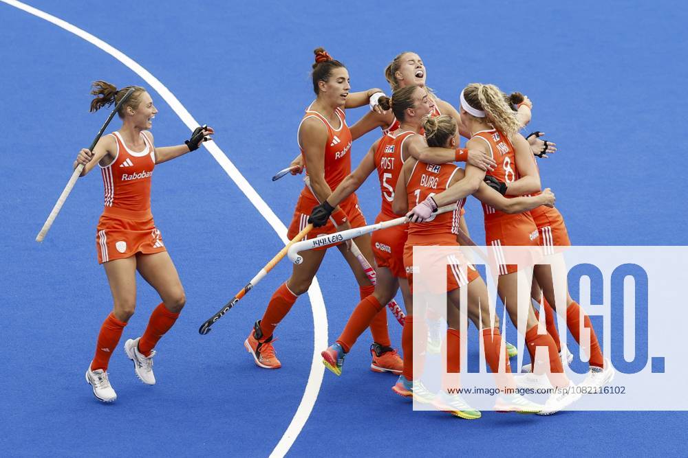 AMSTELVEEN - Dutch players celebrate Yibbi Jansen s 1-0 goal during the Hockey World Cup final between the Netherlands and Argentina at the Wagener Stadium. BAS CZERWINSKI ANP ANPxSportx IVx 566510969 originalFilename: 566510969
