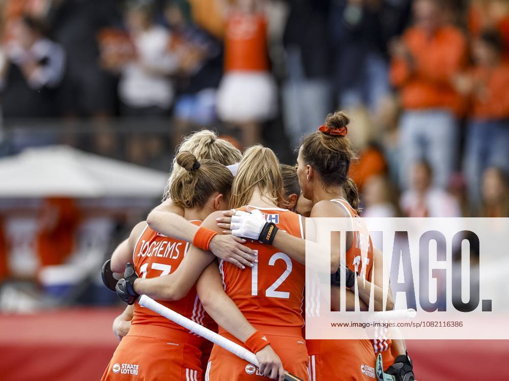 AMSTELVEEN - Dutch players celebrate the 1-0 during the Hockey World Cup final between the Netherlands and Argentina at the Wagener Stadium. SEM VAN DER WAL ANP ANPxSportx IVx 566511448 originalFilename: 566511448