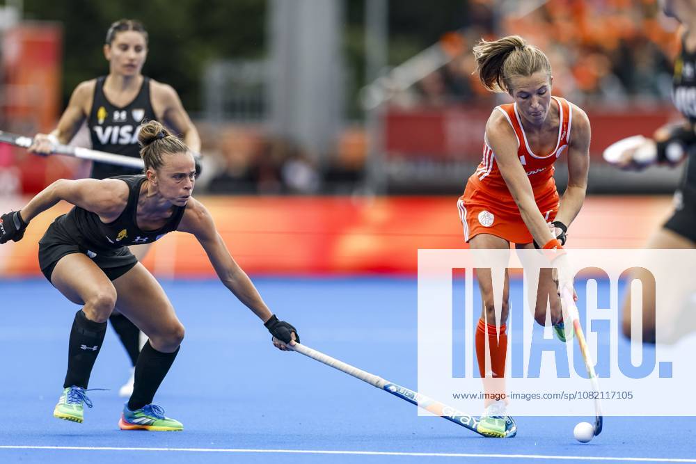 AMSTELVEEN - (lr) Victoria Sauze of Argentina and Xan de Waard of the Netherlands during the Hockey World Cup final between the Netherlands and Argentina at the Wagener Stadium. SEM VAN DER WAL ANP ANPxSportx IVx 566512373 originalFilename: 566512373