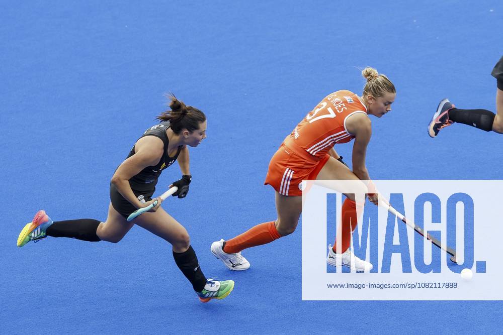 AMSTELVEEN - (lr) Juana Castellaro of Argentina and Guusje Moes of the Netherlands during the Hockey World Cup final between the Netherlands and Argentina at the Wagener Stadium. BAS CZERWINSKI ANP ANPxSportx IVx 566513370 originalFilename: 566513370