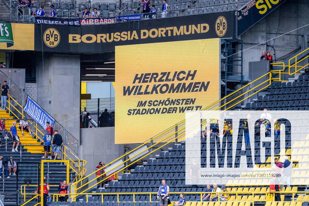 2026.08.29, Fußball, Bundesliga, Borussia Dortmund - Hamburger SV, Signal Iduna Park, 1.Spieltag, Saison 2026 2027: Anzeigetafel mit Aufschrift Herzlich Willkommen im Schoensten Stadion der Welt in der Ecke des Stadions DFB regulations prohibit any use of photographs as image sequences and or quasi-video. Photo: WilkowskixPressefotoKochx Nordrhein-Westfalen Deutschland