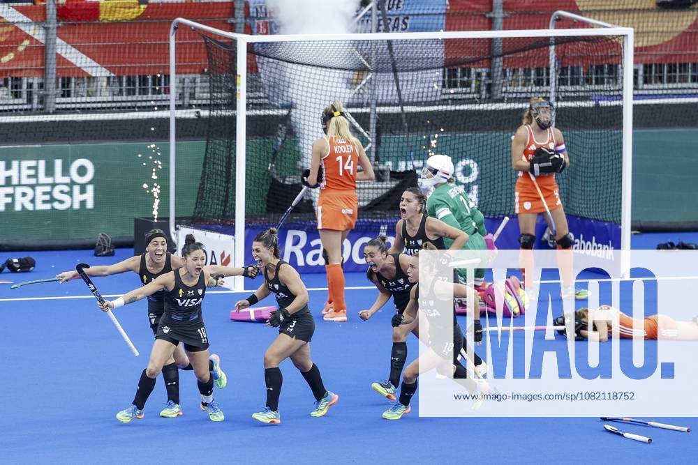 AMSTELVEEN - Argentine players celebrate the 1-1 during the Hockey World Cup final between the Netherlands and Argentina at the Wagener Stadium. BAS CZERWINSKI ANP ANPxSportx IVx 566514205 originalFilename: 566514205