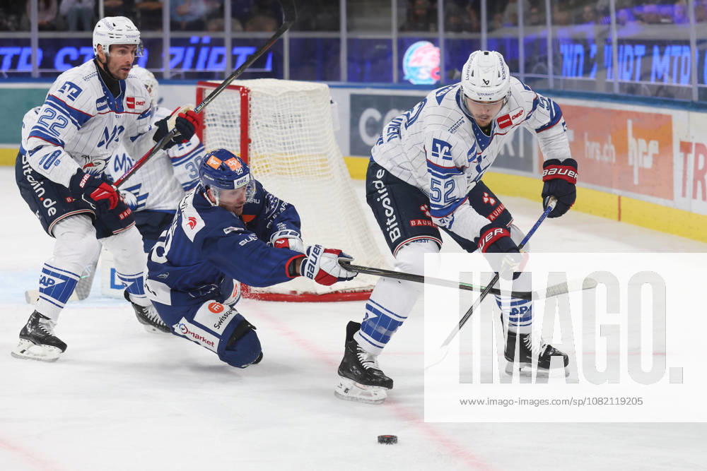 Zuerich, SCHWEIZ, Swiss Life Arena Eishockey Saison 2026 2027 Freundschaftsspiel ZSC Lions - Adler Mannheim Matthias Plachta (li,Adler) gegen Jesper Froeden (mitte,ZSC Lions) und Nicolas Mattinen (Adler)