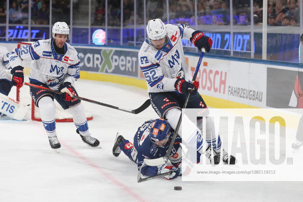 Zuerich, SCHWEIZ, Swiss Life Arena Eishockey Saison 2026 2027 Freundschaftsspiel ZSC Lions - Adler Mannheim Matthias Plachta (li,Adler) gegen Jesper Froeden (mitte,ZSC Lions) und Nicolas Mattinen (Adler)