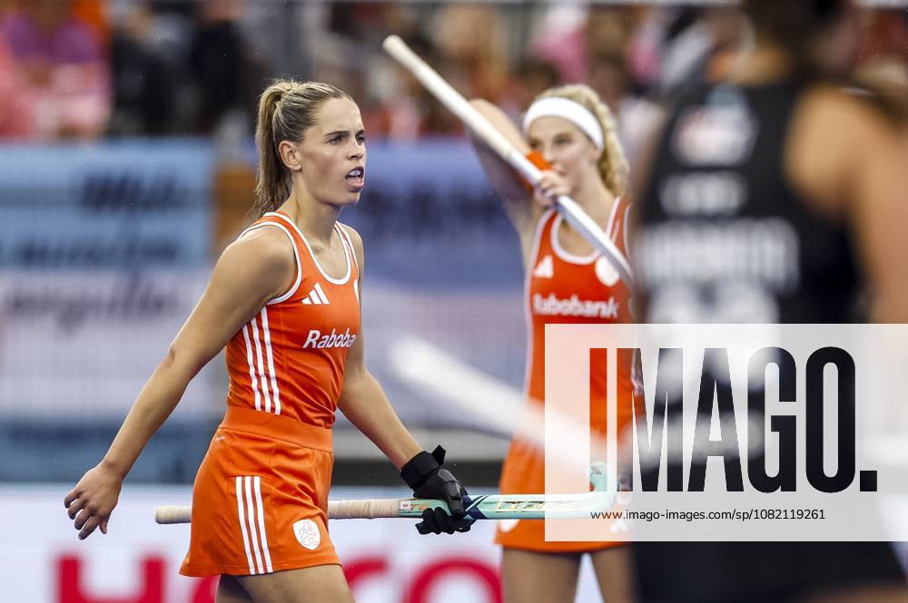 AMSTELVEEN - (lr) Pien Sanders of the Netherlands and Yibbi Jansen of the Netherlands react after Argentina s 1-1 equalizer during the Hockey World Cup final between the Netherlands and Argentina at the Wagener Stadium. SEM VAN DER WAL ANP ANPxSportx IVx 566514549 originalFilename: 566514549