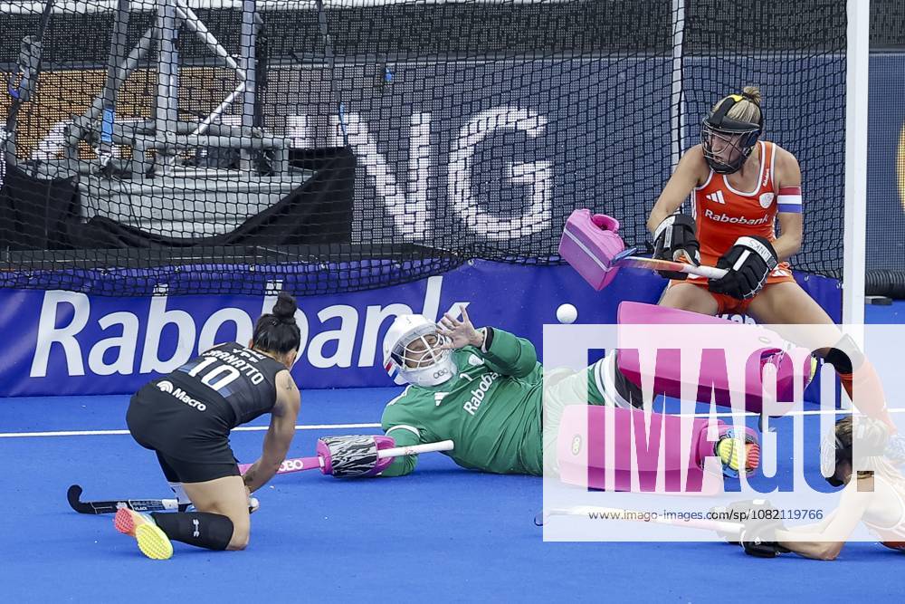 AMSTELVEEN - Maria Granatto of Argentina scores the 1-1 during the Hockey World Cup final between the Netherlands and Argentina at the Wagener Stadium. BAS CZERWINSKI ANP ANPxSportx IVx 566515036 originalFilename: 566515036