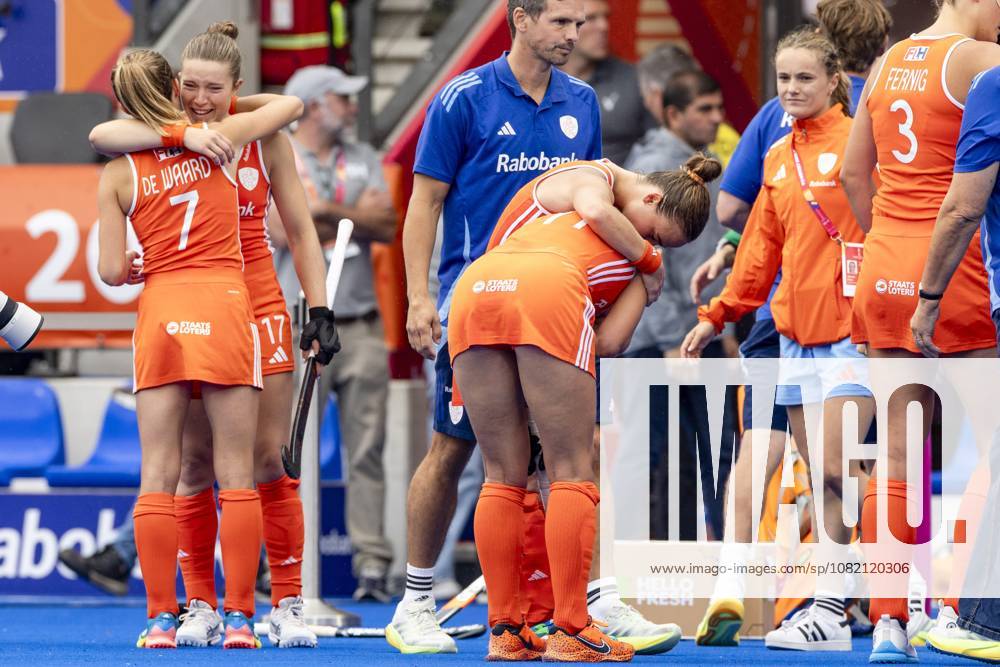 AMSTELVEEN - Xan de Waard of the Netherlands and Marleen Jochems of the Netherlands react after losing the Hockey World Cup final between the Netherlands and Argentina at the Wagener Stadium. SEM VAN DER WAL ANP ANPxSportx IVx 566515846 originalFilename: 566515846