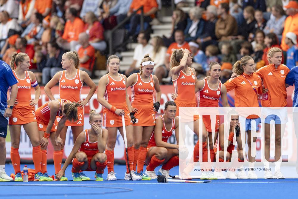 AMSTELVEEN - Dutch players watch the shootouts of the Hockey World Cup final between the Netherlands and Argentina at the Wagener Stadium. SEM VAN DER WAL ANP ANPxSportx IVx 566516036 originalFilename: 566516036