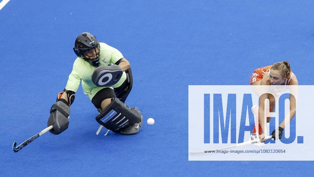 AMSTELVEEN - (lr) Argentina goalkeeper Cristina Cosentino and the Netherlands Marijn Veen score a shootout during the Hockey World Cup final between the Netherlands and Argentina at the Wagener Stadium. BAS CZERWINSKI ANP ANPxSportx IVx 566516533 originalFilename: 566516533