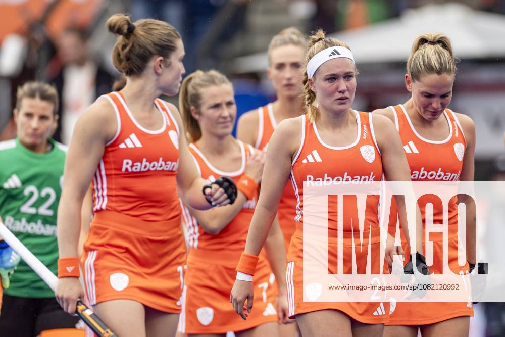 AMSTELVEEN - (lr) Marleen Jochems of the Netherlands, Xan de Waard of the Netherlands, Pien Dicke of the Netherlands and Pien Sanders of the Netherlands react after the loss in the Hockey World Cup final between the Netherlands and Argentina at the Wagener Stadium. SEM VAN DER WAL ANP ANPxSportx IVx 566517035 originalFilename: 566517035