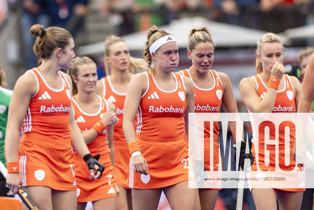 AMSTELVEEN - (lr) Marleen Jochems of the Netherlands, Xan de Waard of the Netherlands, Pien Dicke of the Netherlands, Pien Sanders of the Netherlands and Freeke Moes of the Netherlands react after the loss in the Hockey World Cup final between the Netherlands and Argentina at the Wagener Stadium. SEM VAN DER WAL ANP ANPxSportx IVx 566517104 originalFilename: 566517104