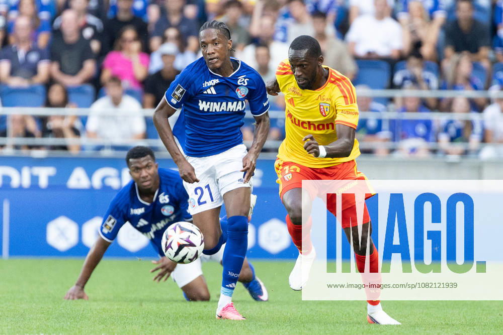 Pape Demba Diop (Strasbourg) Abdallah Sima (Lens) seen during Ligue 1 26 27 game between teams of RSC Strasbourg and RC Lens at Stade de la Meinau (Benjamin Faes Ball Raw Images) Strasbourg Stade de la Meinau France