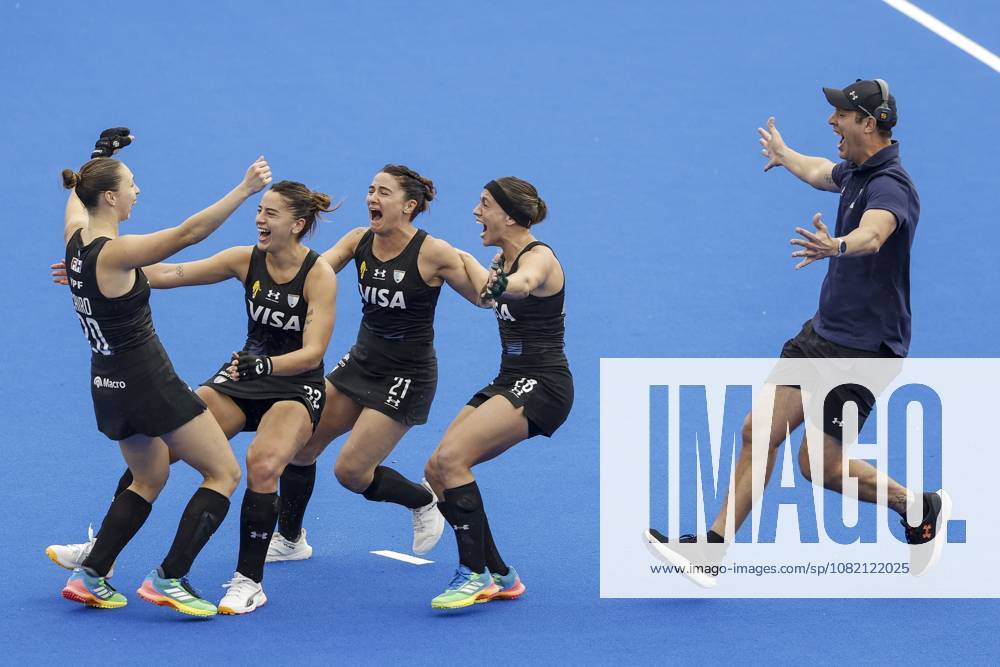 AMSTELVEEN - (lr) Sofia Cairo of Argentina celebrates with =dg32=, Victoria Granatto of Argentina and Victoria Sauze of Argentina scoring the winning shootout in the Hockey World Cup final between the Netherlands and Argentina at the Wagener Stadium. BAS CZERWINSKI ANP ANPxSportx IVx 566518302 originalFilename: 566518302