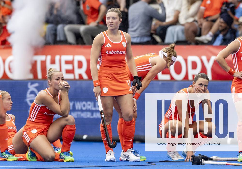 AMSTELVEEN - (lr) Luna Fokke of the Netherlands, Joosje Burg of the Netherlands, Marleen Jochems of the Netherlands, Pien Dicke of the Netherlands and Rosa Fernig of the Netherlands react after losing the Hockey World Cup final between the Netherlands and Argentina at the Wagener Stadium. SEM VAN DER WAL ANP ANPxSportx IVx 566518753 originalFilename: 566518753