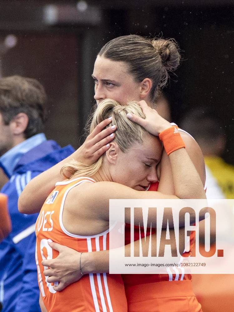 AMSTELVEEN - (lr) Freeke Moes of the Netherlands and Rosa Fernig of the Netherlands comfort each other after the loss in the Hockey World Cup final between the Netherlands and Argentina at the Wagener Stadium. SEM VAN DER WAL ANP ANPxSportx IVx 566518879 originalFilename: 566518879