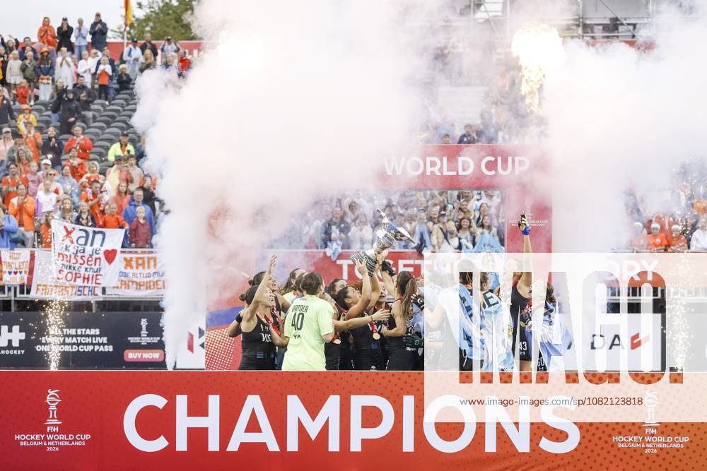 AMSTELVEEN - Argentine players on the podium with gold medals and the cup after the Hockey World Cup final between the Netherlands and Argentina at the Wagener Stadium. SEM VAN DER WAL ANP ANPxSportx IVx 566520059 originalFilename: 566520059