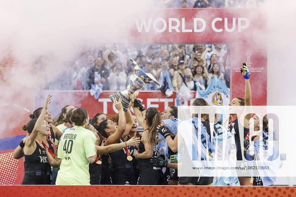 AMSTELVEEN - Argentine players on the podium with gold medals and the cup after the Hockey World Cup final between the Netherlands and Argentina at the Wagener Stadium. SEM VAN DER WAL ANP ANPxSportx IVx 566520068 originalFilename: 566520068