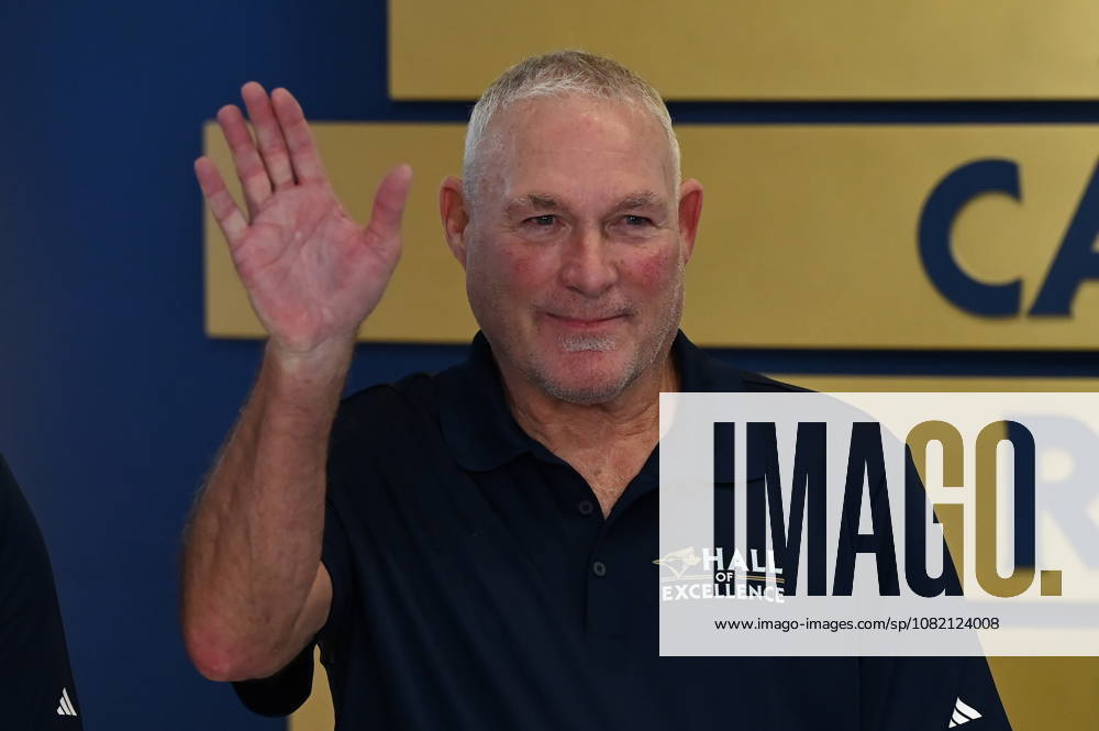 Former Toronto Blue Jays player Dave Stieb waits to cut the ribbon to open the team s new Hall of Excellence at Rogers Centre in Toronto on Saturday, Aug. 29, 2026. Canada News - August 29, 2026 - ZUMAc35_ 20260829_zaf_c35_013