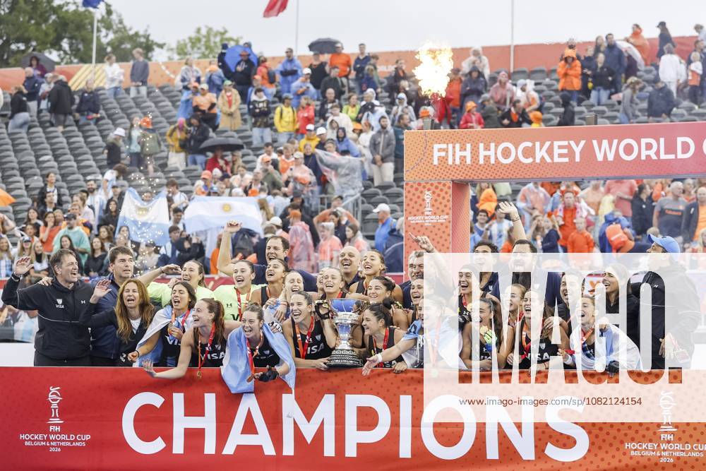 AMSTELVEEN - Players from Argentina on the podium with gold medals and the cup after the Hockey World Cup final between the Netherlands and Argentina at the Wagener Stadium. SEM VAN DER WAL ANPxSportx IVx 566520528 originalFilename: 566520528