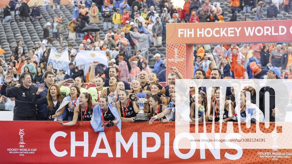 AMSTELVEEN - Players from Argentina on the podium with gold medals and the cup after the Hockey World Cup final between the Netherlands and Argentina at the Wagener Stadium. SEM VAN DER WAL ANPxSportx IVx 566520534 originalFilename: 566520534