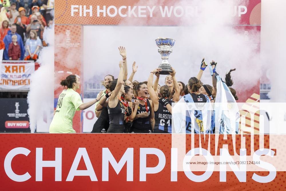 AMSTELVEEN - Players from Argentina on the podium with gold medals and the cup after the Hockey World Cup final between the Netherlands and Argentina at the Wagener Stadium. SEM VAN DER WAL ANPxSportx IVx 566520504 originalFilename: 566520504