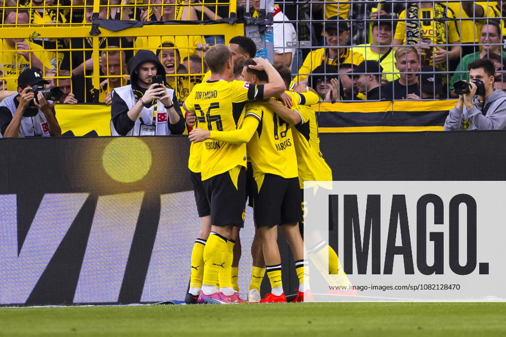 Fussball, 1 Spieltag der 1. Fussball Bundesliga, Borussia Dortmund - Hamburger SV. Die Spieler des BVB bejubeln das Tor zum 2:0 durch Giannis Konstantelias (Borussia Dortmund). Dortmund Signal Iduna Park NRW Deutschland xRHR-FOTO DEx