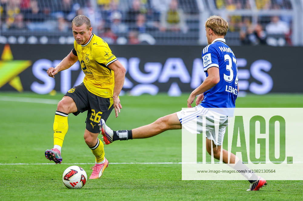 2026.08.29, Fußball, Bundesliga, Borussia Dortmund - Hamburger SV, Signal Iduna Park, 1.Spieltag, Saison 2026 2027: Julian Ryerson (Borussia Dortmund 26) im Zweikampf gegen Louis Lemke (Hamburger SV 37) DFB regulations prohibit any use of photographs as image sequences and or quasi-video. Photo: WilkowskixPressefotoKochx Nordrhein-Westfalen Deutschland