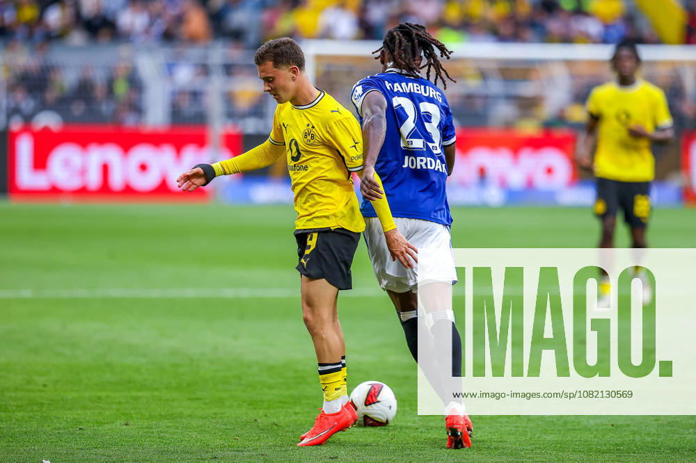 2026.08.29, Fußball, Bundesliga, Borussia Dortmund - Hamburger SV, Signal Iduna Park, 1.Spieltag, Saison 2026 2027: Konstantinos Karetsas (Borussia Dortmund 19) im Zweikampf gegen Jordan Torunarigha (Hamburger SV 23) DFB regulations prohibit any use of photographs as image sequences and or quasi-video. Photo: WilkowskixPressefotoKochx Nordrhein-Westfalen Deutschland