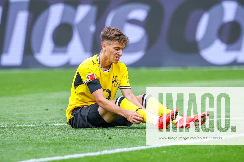2026.08.29, Fußball, Bundesliga, Borussia Dortmund - Hamburger SV, Signal Iduna Park, 1.Spieltag, Saison 2026 2027: Giannis Konstantelias (Borussia Dortmund 45) sitzt auf Boden DFB regulations prohibit any use of photographs as image sequences and or quasi-video. Photo: WilkowskixPressefotoKochx Nordrhein-Westfalen Deutschland