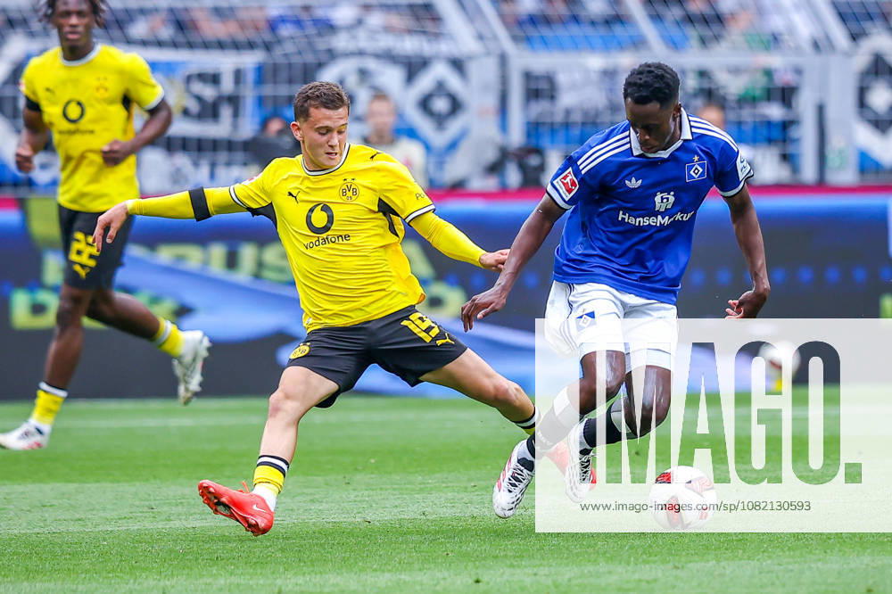2026.08.29, Fußball, Bundesliga, Borussia Dortmund - Hamburger SV, Signal Iduna Park, 1.Spieltag, Saison 2026 2027: Konstantinos Karetsas (Borussia Dortmund 19) im Zweikampf gegen Albert Sambi Lokonga (Hamburger SV 6) DFB regulations prohibit any use of photographs as image sequences and or quasi-video. Photo: WilkowskixPressefotoKochx Nordrhein-Westfalen Deutschland